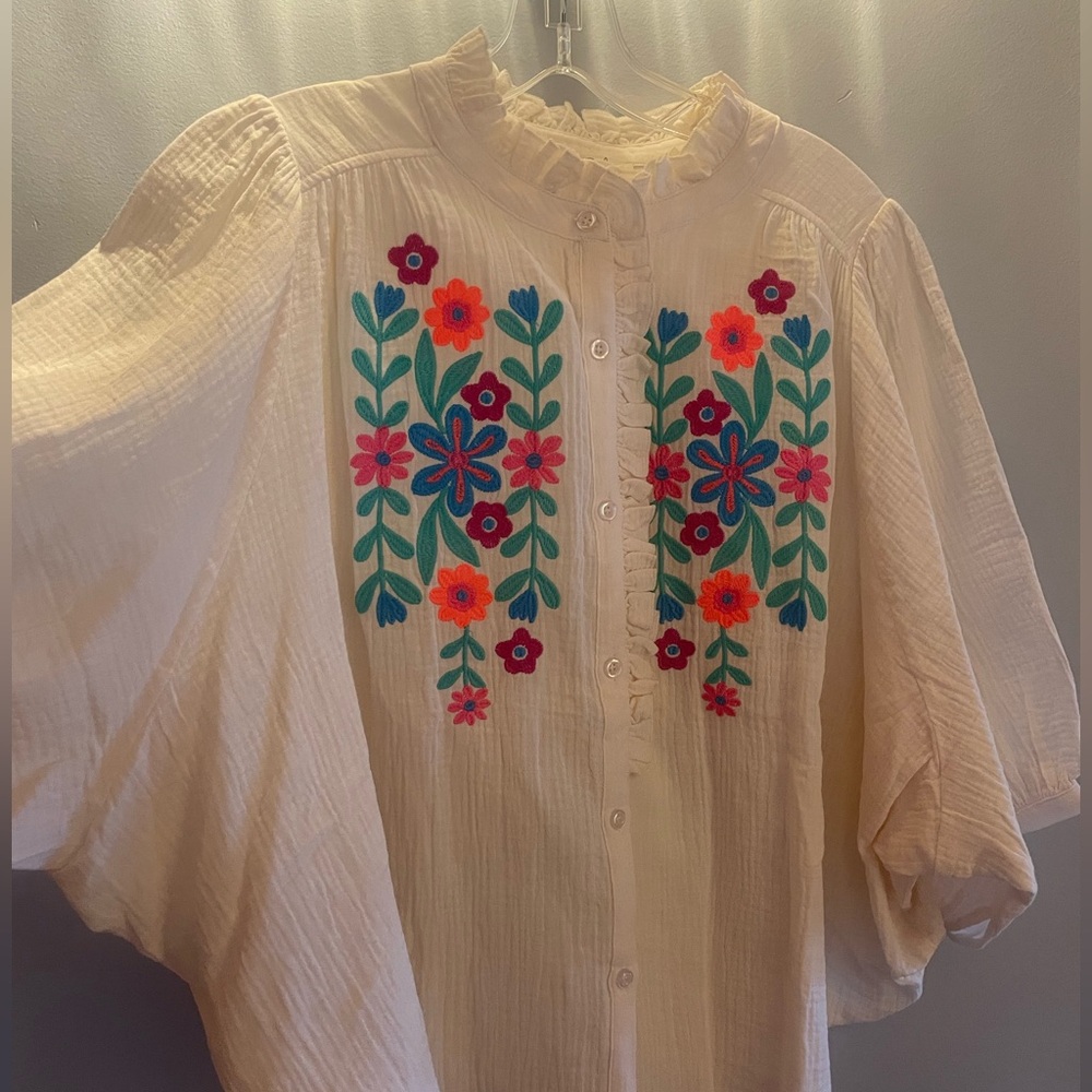 NWOT Easel Embroidered Floral Off White Blouse in Small - Picture 2 of 12